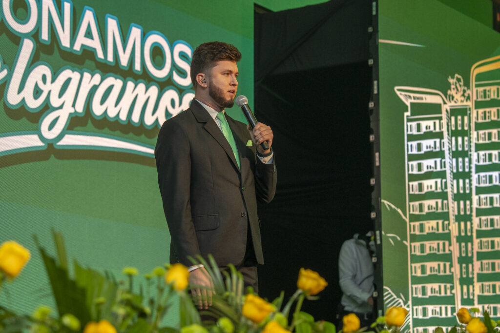 Josué Cover presentando evento del Gobierno Local de San Pedro Sula